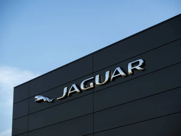 Assine na entrada de uma loja Jaguar — Fotografia de Stock