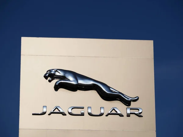 Firma en la entrada de una tienda de Jaguar — Foto de Stock