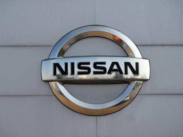Firma en la entrada de una tienda Nissan — Foto de Stock