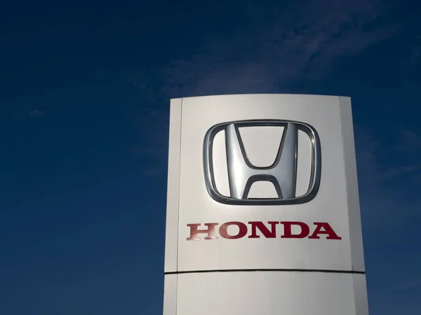 Panneau à l'entrée d'un magasin Honda — Photo