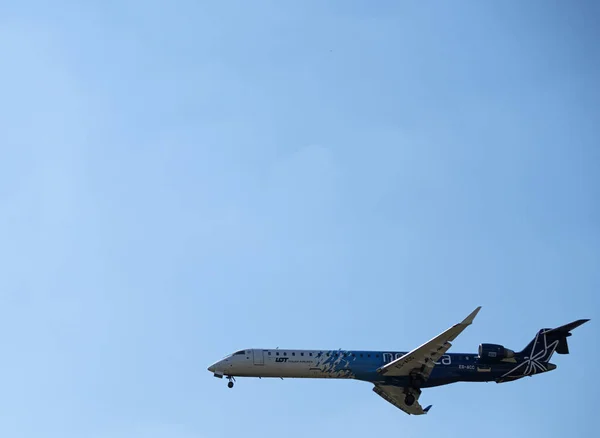 LOT Polish Airlines Bombardier CRJ-900ER cellula in blu s — Foto Stock