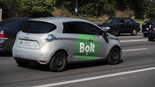 Taxi with the company logo Bolt on the passenger door rides amon — Stock Photo, Image