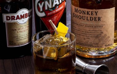 Kiev, Ukrayna, 28 Ocak 2018, açıklayıcı başyazı. Monkey Shoulder Scotch ile Kokteyl mükemmel harmanlanmış malt viski, Drambuie altın renkli, 40% Abv likörü ve Cynar İtalyan acı likör