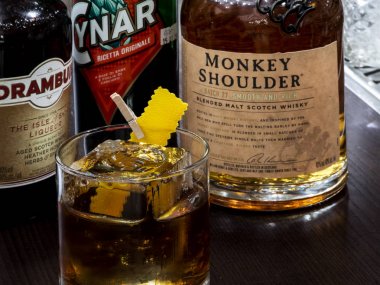 Kiev, Ukrayna, 28 Ocak 2018, açıklayıcı başyazı. Monkey Shoulder Scotch ile Kokteyl mükemmel harmanlanmış malt viski, Drambuie altın renkli, 40% Abv likörü ve Cynar İtalyan acı likör