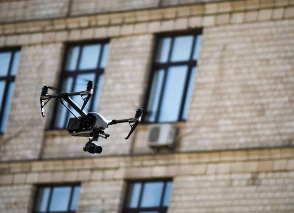 Eine Drohne Schießt Ein Video Und Fliegt Gegen Ein Backsteingebäude — Stockfoto