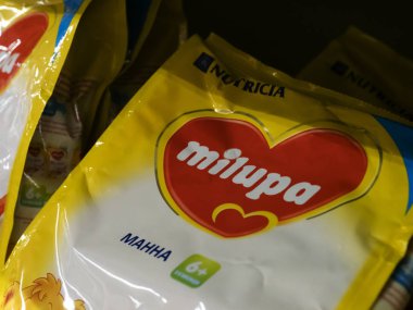 Milupa lapa sütlü bebek formülü mağaza rafında görülür