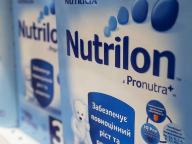 Nutrilon Pronutra bebek formülü mağaza rafında görülüyor