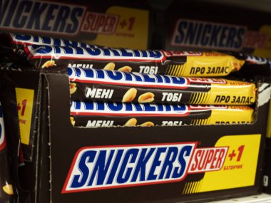 Snickers barlar mağaza rafında görülür