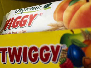 Twigy barlar mağaza rafında görülür