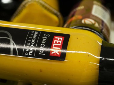 Felix Özel Mango-Chili Sos mağaza rafında görülür