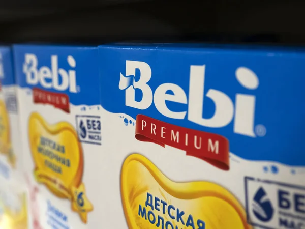 Bebi Premium Säuglingsnahrung steht im Ladenregal — Stockfoto