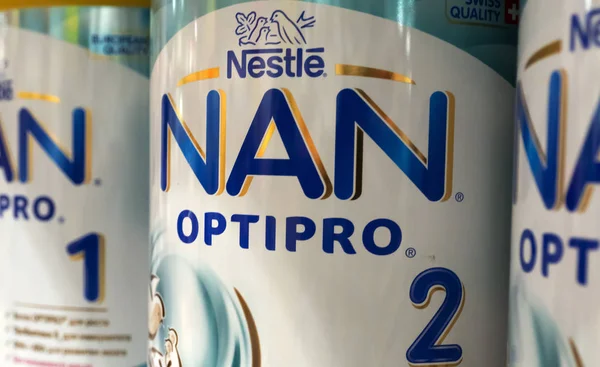 Nestle Nan Optipro baby formule is te zien op de winkel plank — Stockfoto