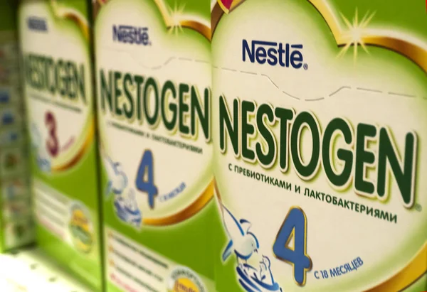 Nestle Nestogen детская формула видна на полке магазина — стоковое фото