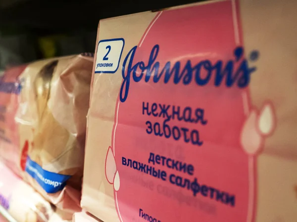 Johnson 's Baby Wet Wipes "Tender Care" is seen on store shelf — стоковое фото