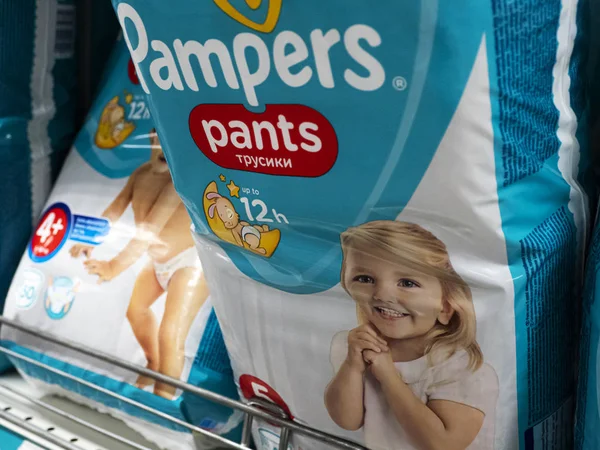 Pampers Bebek Bezi mağaza rafında görülüyor
