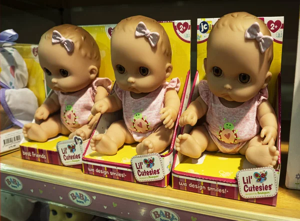 Muñeca Lil Cutesies se ve en el estante de la tienda — Foto de Stock