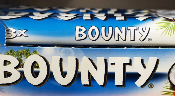 Bounty bárok látható a boltban polc — Stock Fotó