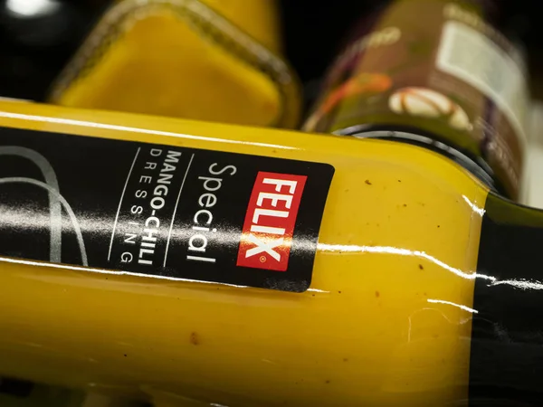 Felix Özel Mango-Chili Sos mağaza rafında görülür