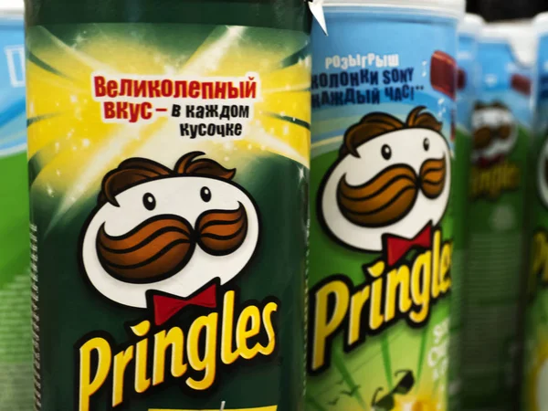 Pringles Chips mağaza rafında görülüyor