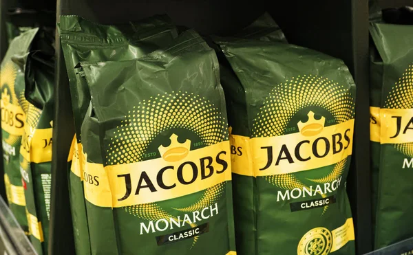 Café Jacobs Monarch Classic se ve en el estante de la tienda —  Fotos de Stock