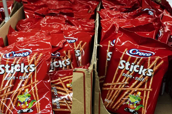 Croco Sticks Sare Tuz mağaza rafında görülür