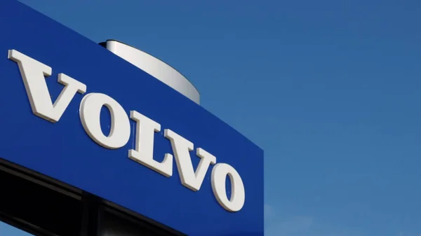 Assine na entrada de uma loja Volvo — Fotografia de Stock