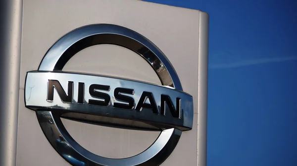 Aanmelden bij de ingang van een Nissan-winkel — Stockfoto