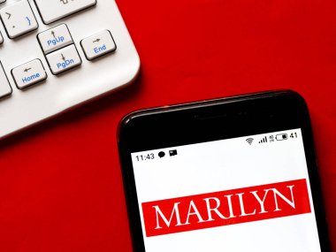 Kiev, Ukrayna, 29 Mayıs 2020. Editör çizimi. Bu fotoğraf illüstrasyonunda Marilyn logosu akıllı bir telefondan gösteriliyor.