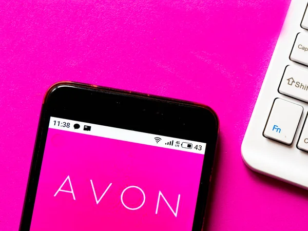 Kiev, Ukrayna, 29 Mayıs 2020. Editör çizimi. Bu fotoğraf illüstrasyonunda Avon logosu akıllı bir telefondan gösteriliyor