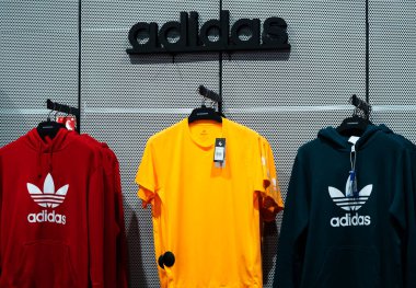 Kiev, Ukrayna, 28 Mayıs 2020. Editör çizimi. Amerikan markası Nike 'ın spor kıyafetleri bir mağazanın rafında.