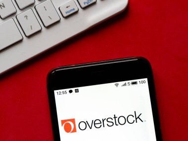 Kiev, Ukrayna, 30 Mayıs 2020. Editör çizimi. Bu fotoğraf illüstrasyonunda Overstock logosu akıllı bir telefondan gösteriliyor.