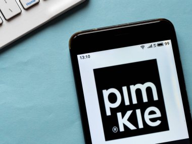  Kiev, Ukrayna, 30 Mayıs 2020. Editör çizimi. Bu fotoğraf illüstrasyonunda Pimkie logosu akıllı bir telefondan gösteriliyor