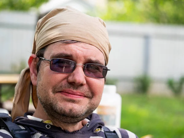 Homme Caucasien Non Rasé Dans Les Lunettes Dans Jardin — Photo