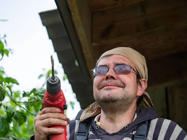 Volwassen Blanke Man Met Een Elektrische Boor Zijn Handen — Stockfoto