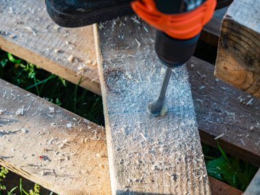 Tahta matkapla çam kirişinde delikler açmak.