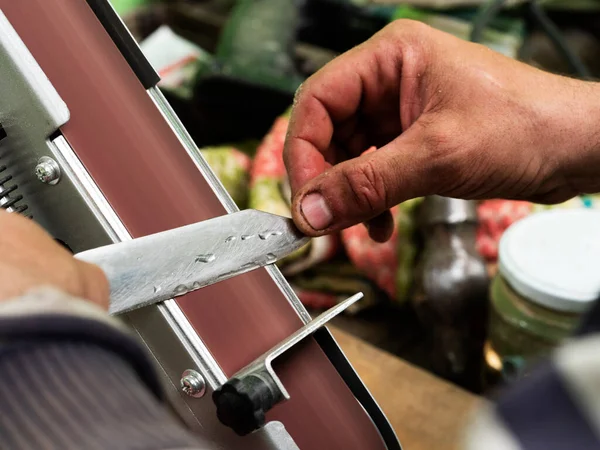 Χέρια Καυκάσιου Που Ακονίζει Μαχαίρι Μηχανή Λείανσης — Φωτογραφία Αρχείου
