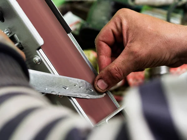 Hände Eines Kaukasiers Beim Schärfen Eines Messers Einer Schleifmaschine — Stockfoto