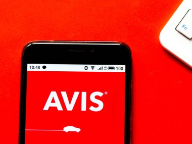 Kiev, Ukrayna, 5 Haziran 2020. Editör çizimi. Bu fotoğraf illüstrasyonunda Avis logosu akıllı bir telefondan gösteriliyor