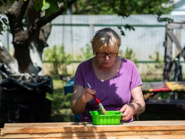 Senior Blanke Vrouw Bedekt Planken Met Een Oplossing Tegen Verval — Stockfoto