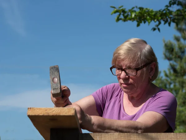 Senior Caucasian Woman Fastens Board Roof Farm Building Garden Hummer — Stock Photo, Image