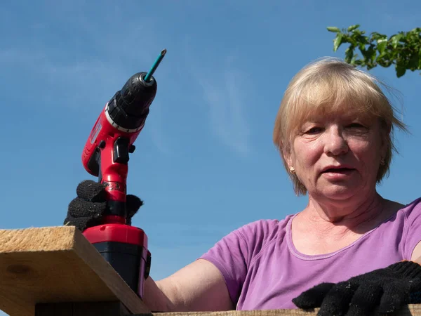 Femme Caucasienne Senior Fixe Une Planche Sur Toit Bâtiment Agricole — Photo