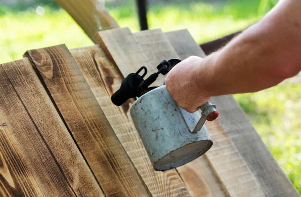 Main Homme Brûlant Une Planche Avec Chalumeau — Photo