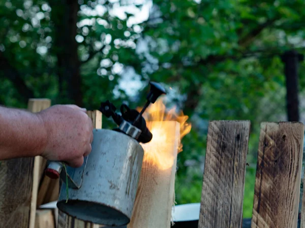 Hand Van Een Man Die Een Plank Verbrandt Met Een — Stockfoto