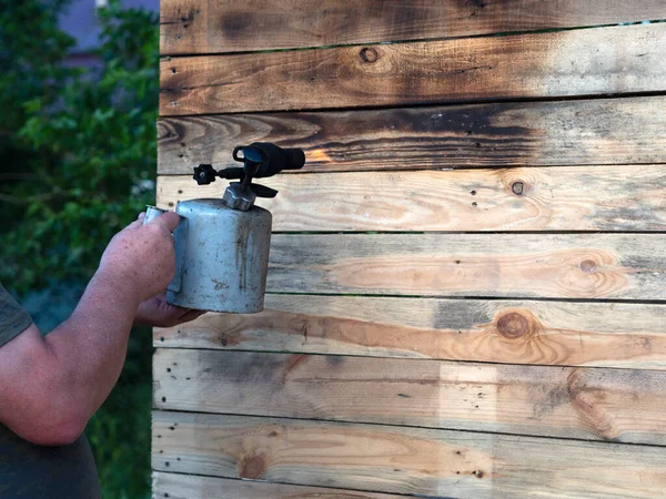 Mano Hombre Quemando Una Tabla Con Soplete — Foto de Stock