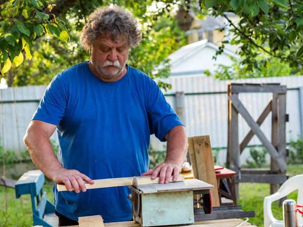 Caucasian Senior Male Using Circular Saw Cutting Wooden Plank Garden — Stock Photo, Image