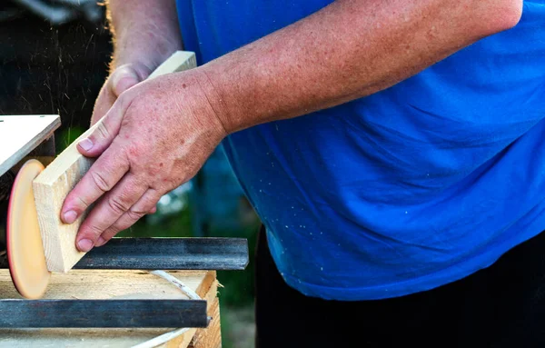 Mãos Homem Usando Rebolo Para Chanfrar Uma Prancha Madeira — Fotografia de Stock