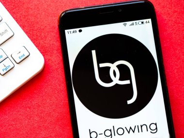 Kiev, Ukrayna, 11 Haziran 2020. Editör çizimi. Bu fotoğraf illüstrasyonunda B-Parıldayan logo akıllı bir telefonda görüntülenir