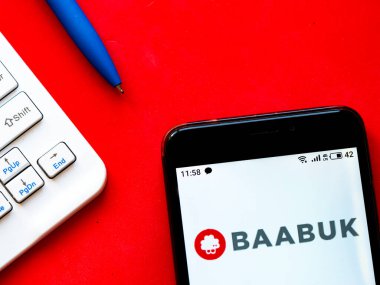 Kiev, Ukrayna, 11 Haziran 2020. Editör çizimi. Bu resimde Baabuk 'un e-ticaret logosu akıllı bir telefondan gösteriliyor.