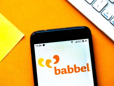Kiev, Ukrayna, 11 Haziran 2020. Editör çizimi. Bu fotoğraf illüstrasyonunda Babbel logosu akıllı bir telefondan gösteriliyor.