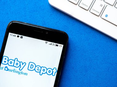 Kiev, Ukrayna, 12 Haziran 2020. Editör çizimi. Bu fotoğraf illüstrasyonunda Bebek Deposu logosu akıllı telefondan gösteriliyor